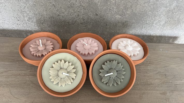 1Kaars in teracotta pot bloem