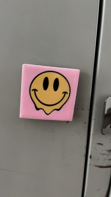 1Magneettegeltje Smiley Roze met Geel 1931